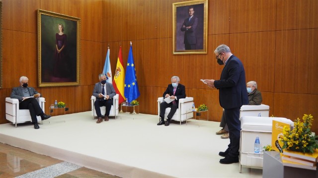 O Parlamento de Galicia homenaxea a Celso Emilio Ferreiro cunha  biografía que analiza a proxección do escritor durante a catro décadas transcorridas desde o seu falecemento